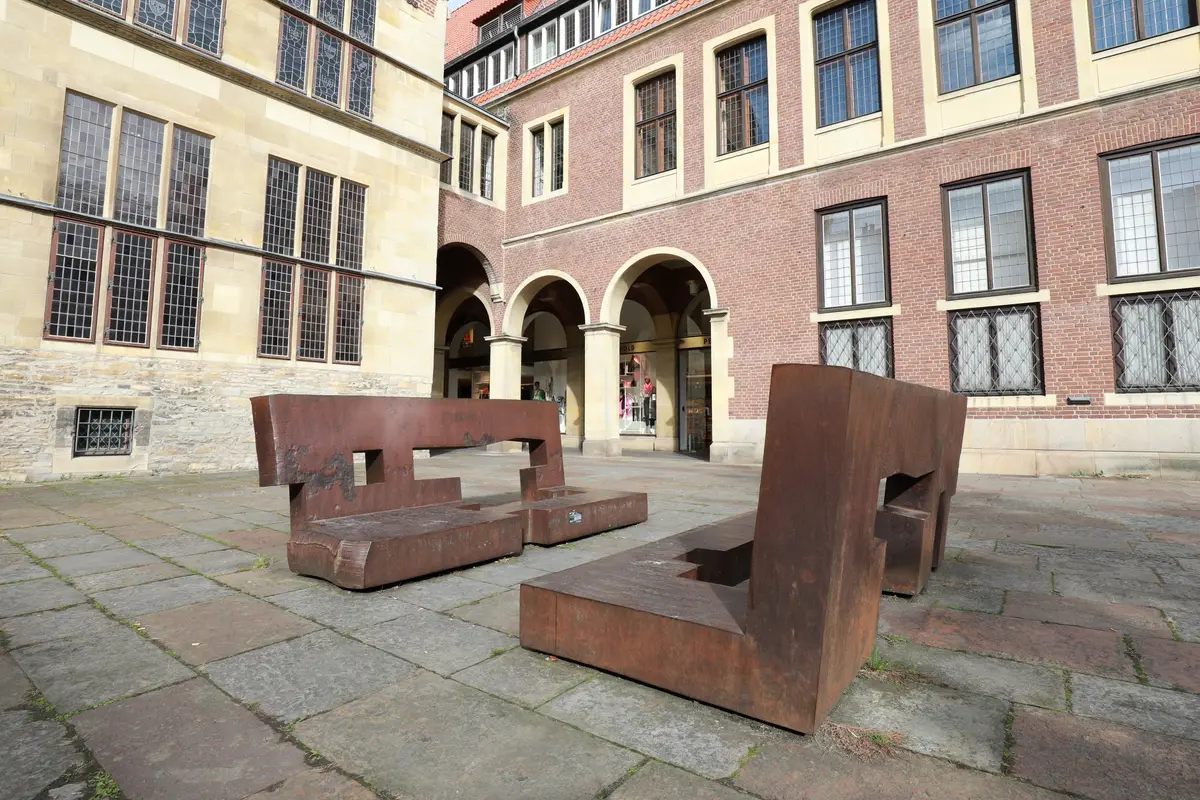 Skulptur „Toleranz durch Dialog“ von Eduardo Chillida im Rathausinnenhof