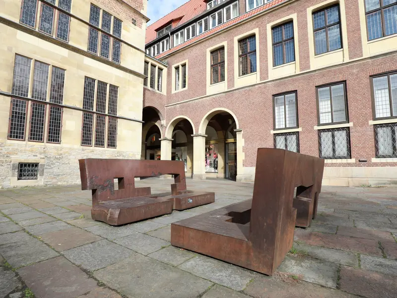 Skulptur „Toleranz durch Dialog“ von Eduardo Chillida im Rathausinnenhof