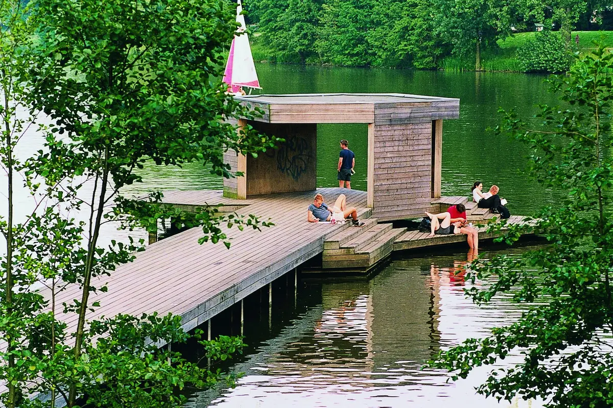 Holzsteg am Aasee im Sommer
