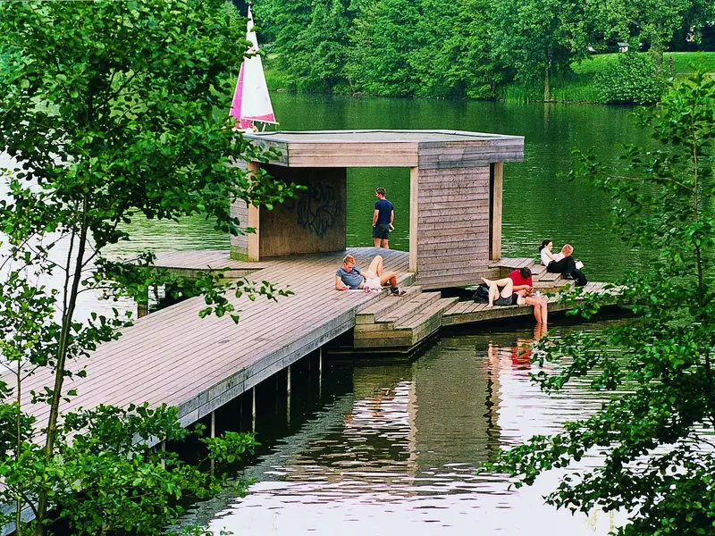 Holzsteg am Aasee im Sommer