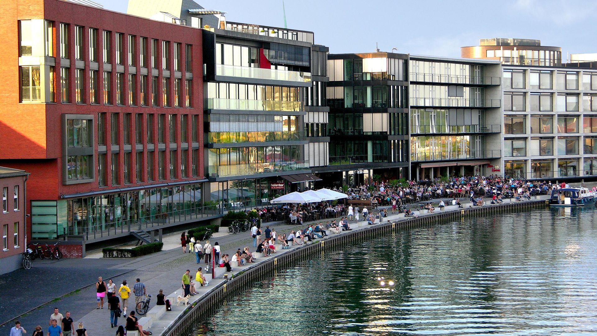 Der Stadthafen in Münster mit Uferpromenade an einem sonnigen Tag