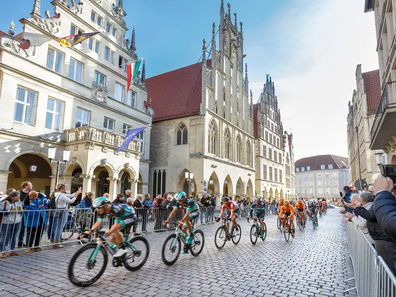 Radrennen auf dem Prinzipalmarkt vor dem Rathaus