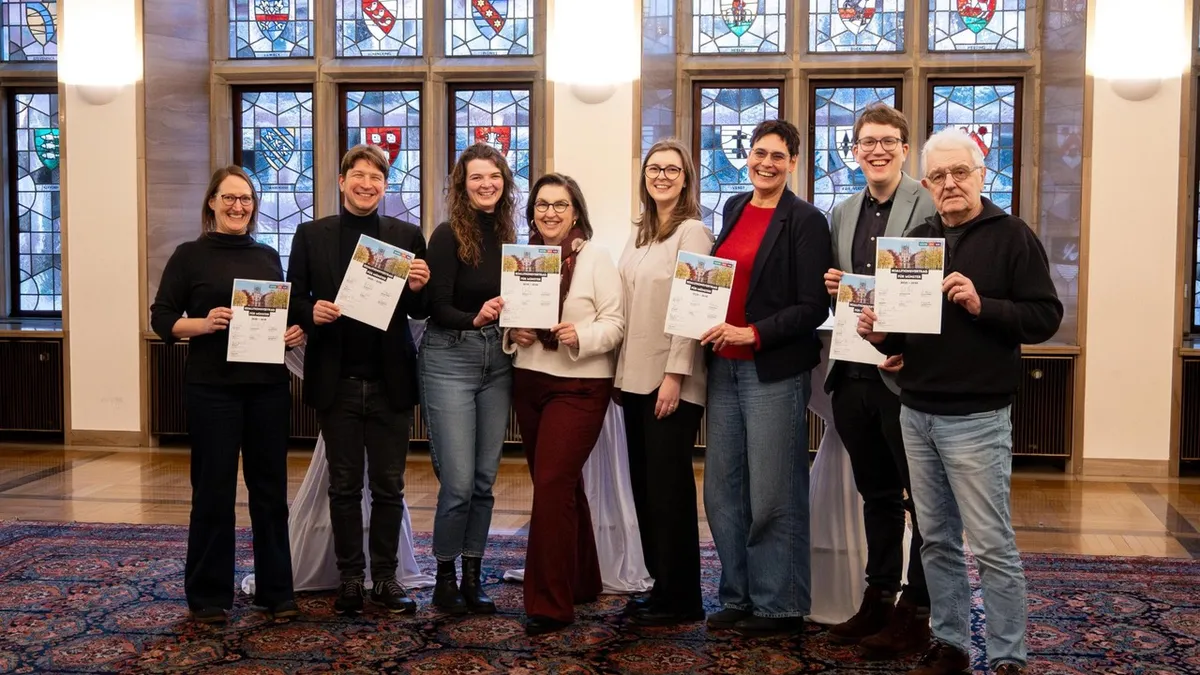 Die Vorsitzenden und Sprecher*innen von Grüne, SPD und Volt unterzeichnen den Koalitionsvertrag