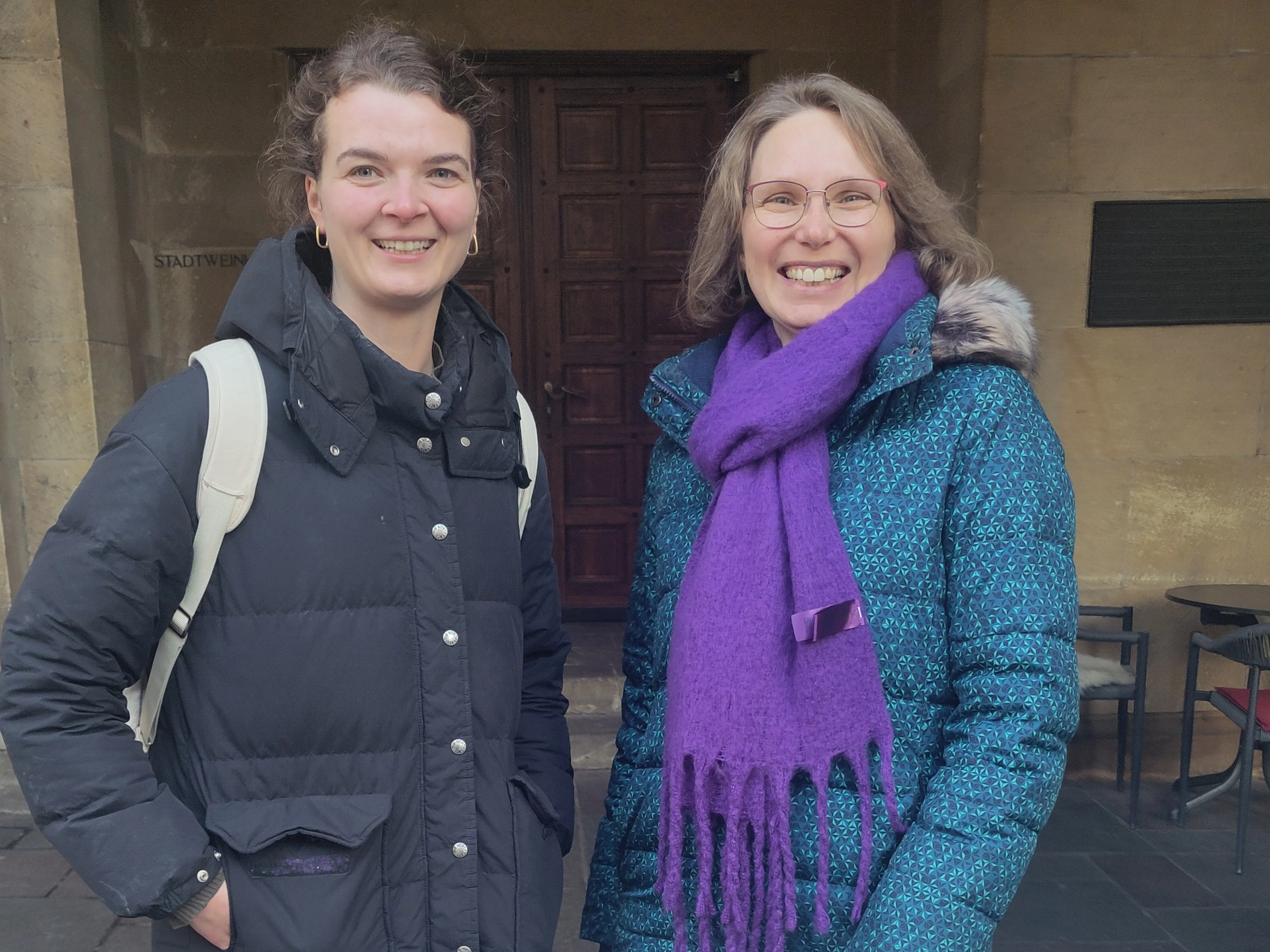 Maren und Miriam stehen vor dem Stadtweinhaus in Münster