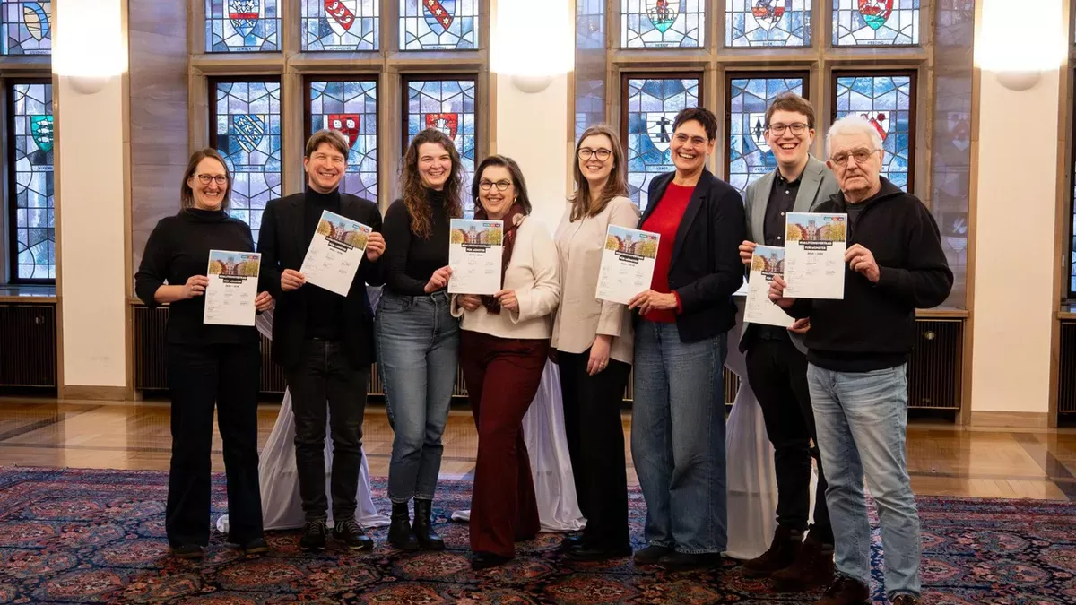 Die Vorsitzenden und Sprecher*innen von Grüne, SPD und Volt unterzeichnen den Koalitionsvertrag