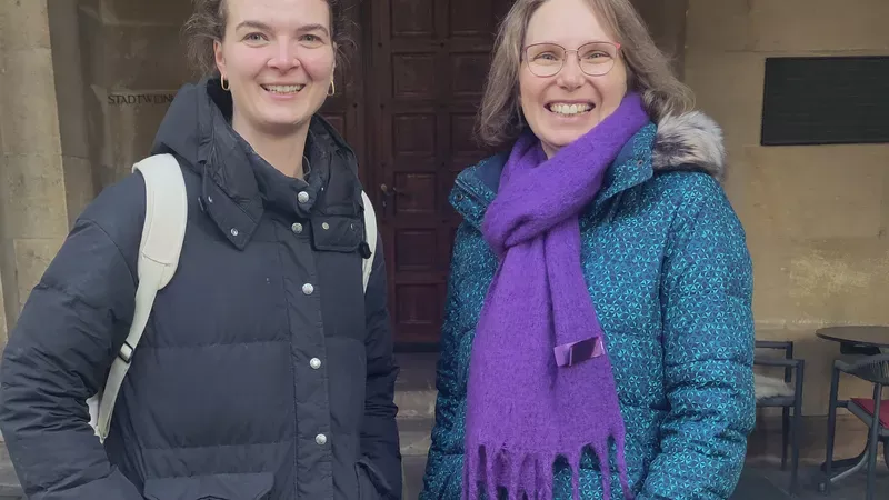 Maren und Miriam stehen vor dem Stadtweinhaus in Münster